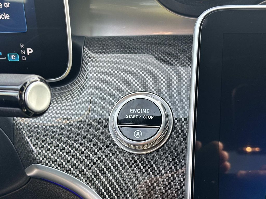 Thumbnail: 2025 Mercedes-Benz C-Class - 10