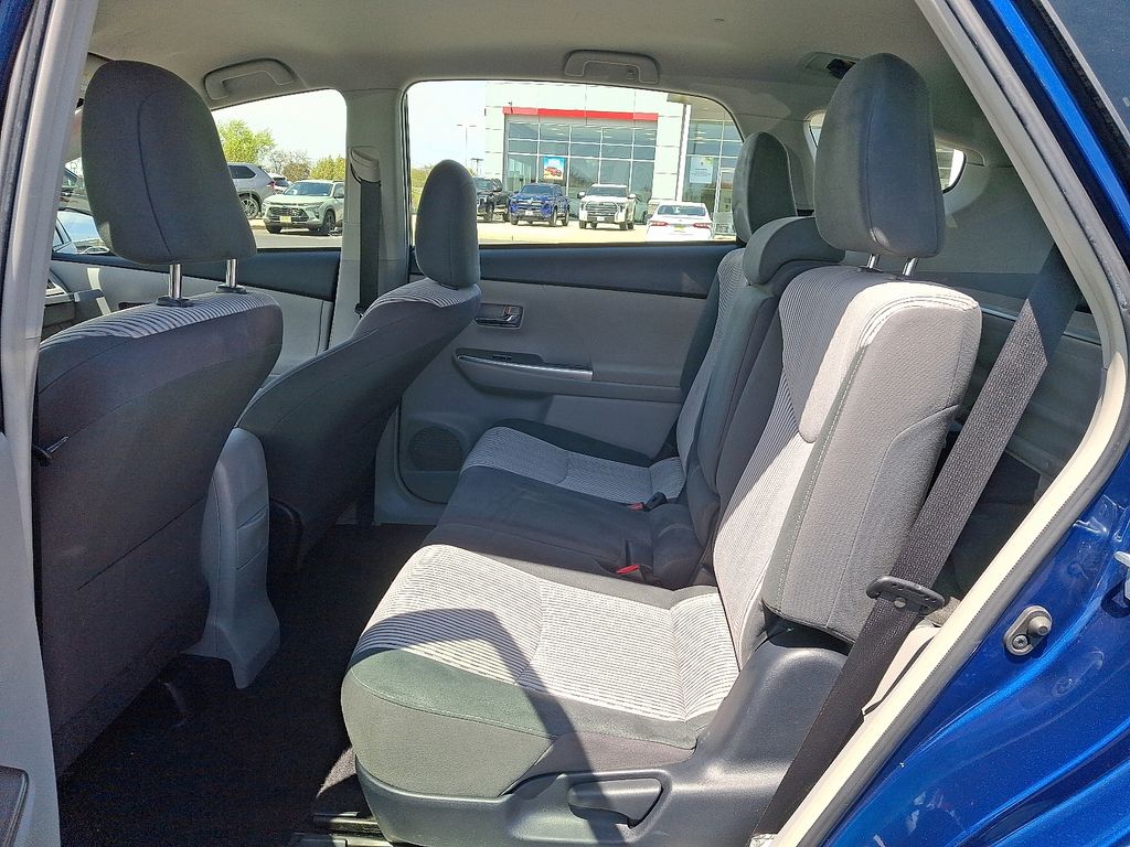 2015 Toyota Prius v Three 10