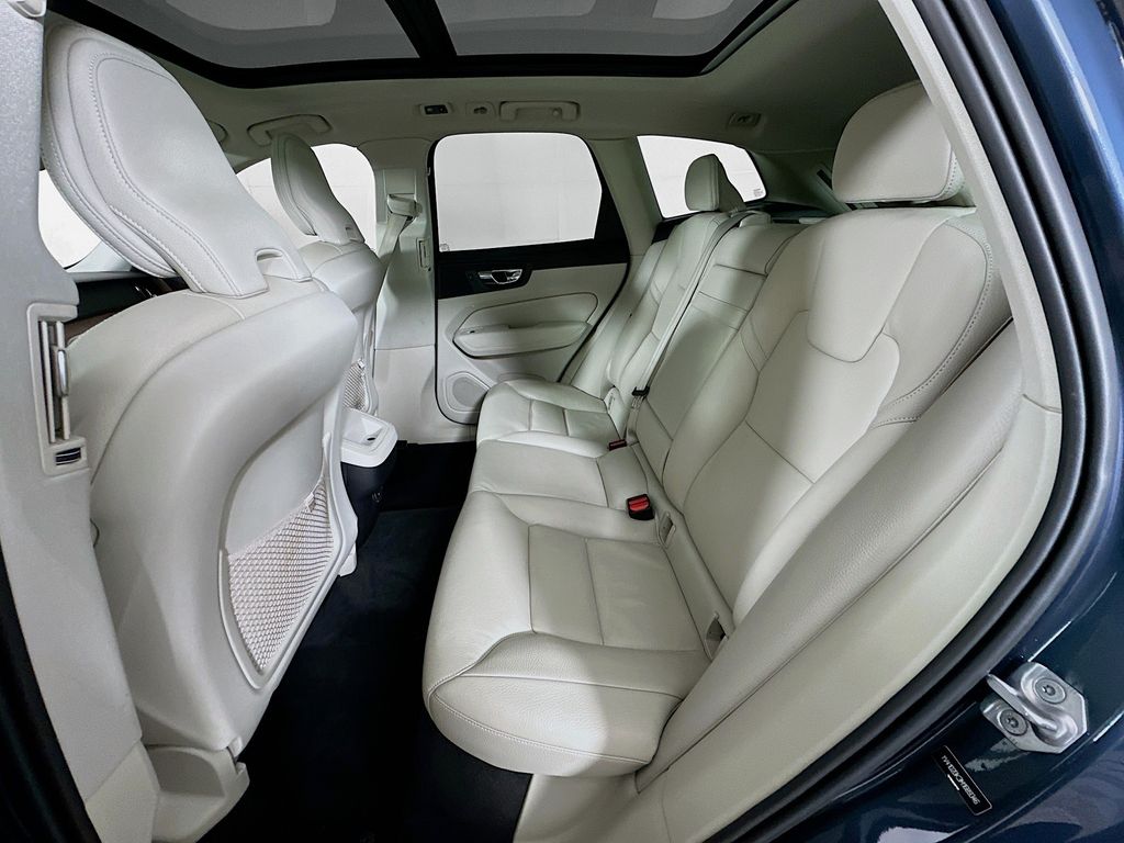 Thumbnail: 2021 Volvo XC60 - 24