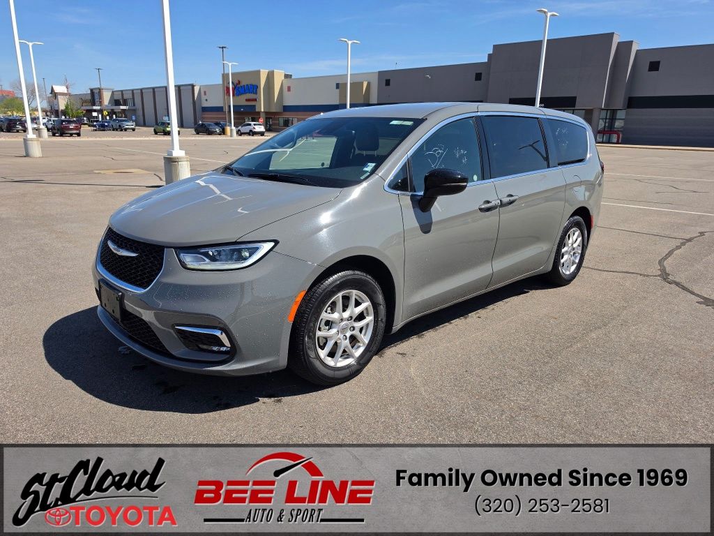 2025 Chrysler Pacifica Select's photo