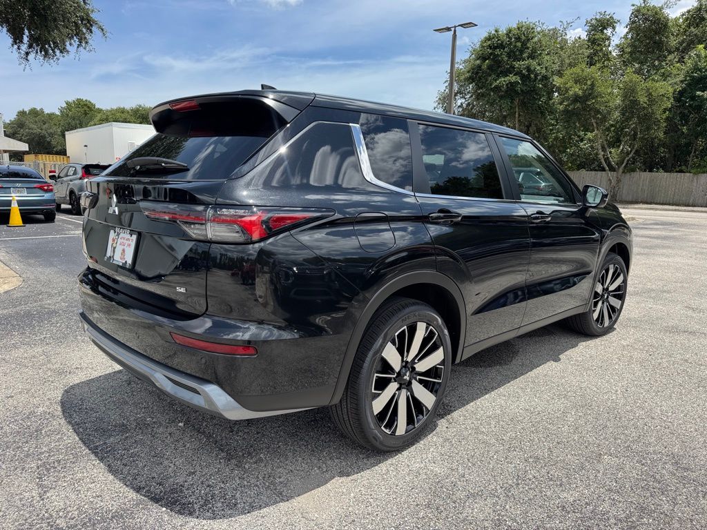 2025 Mitsubishi Outlander SE photo 4