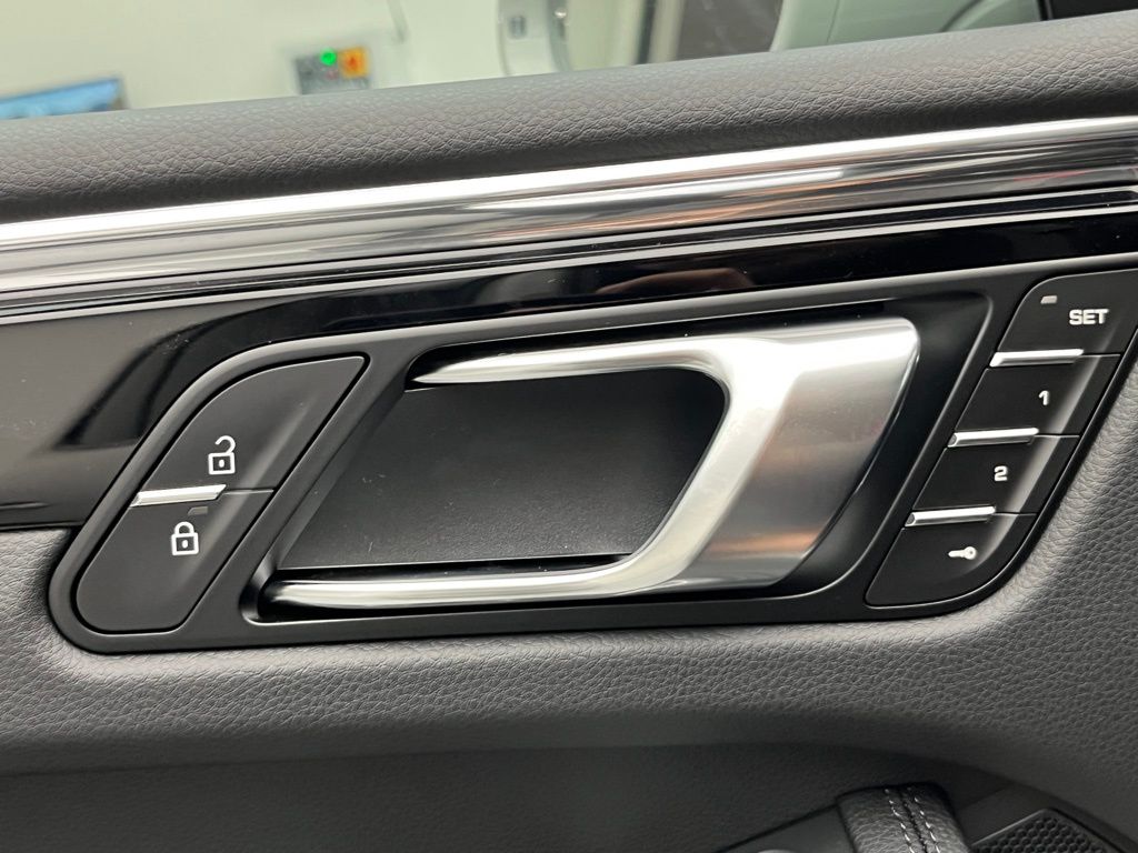 Thumbnail: 2026 Porsche Macan - 21