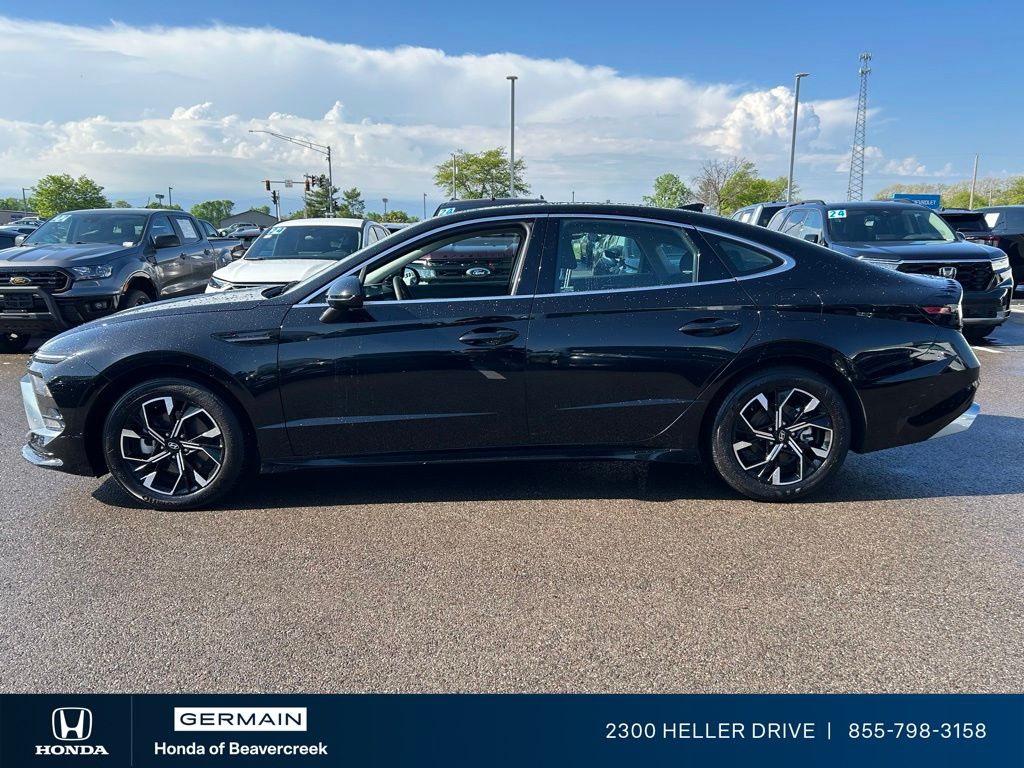 Used 2025 Black Hyundai SEL image 4