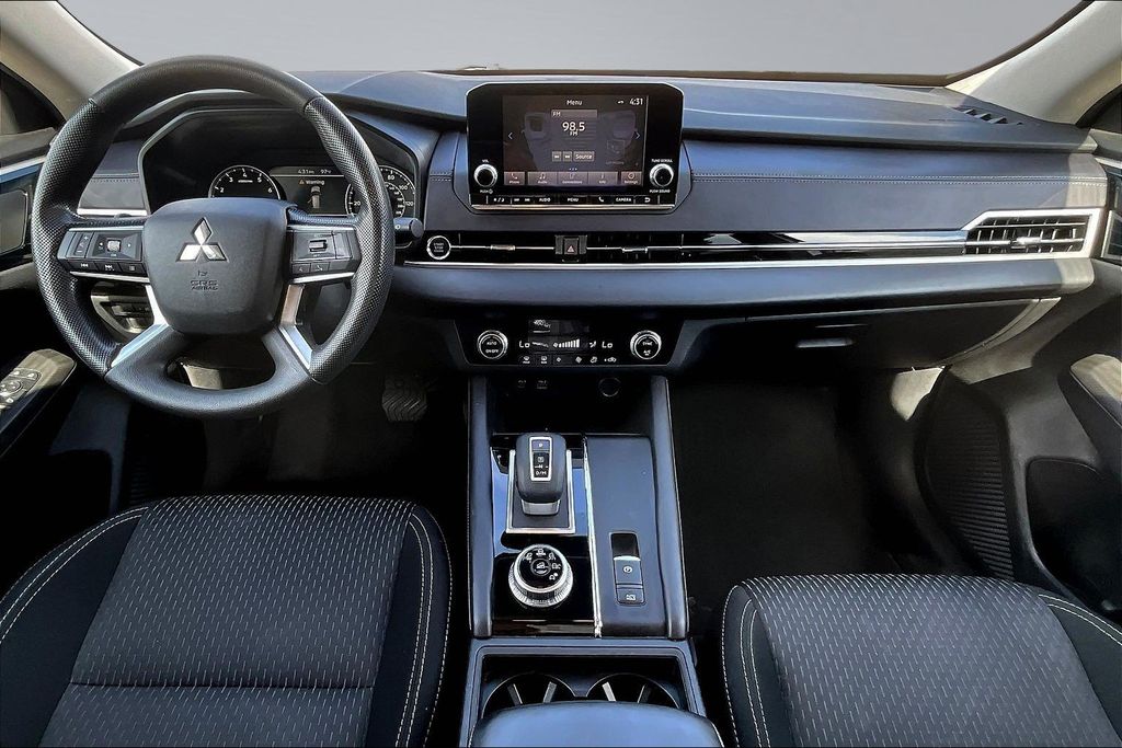 2024 Mitsubishi Outlander ES - 7