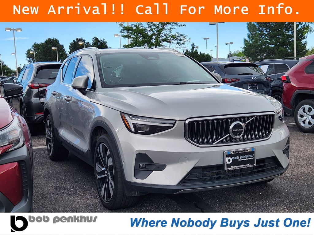 2025 Volvo XC40 B5 Plus Bright Theme