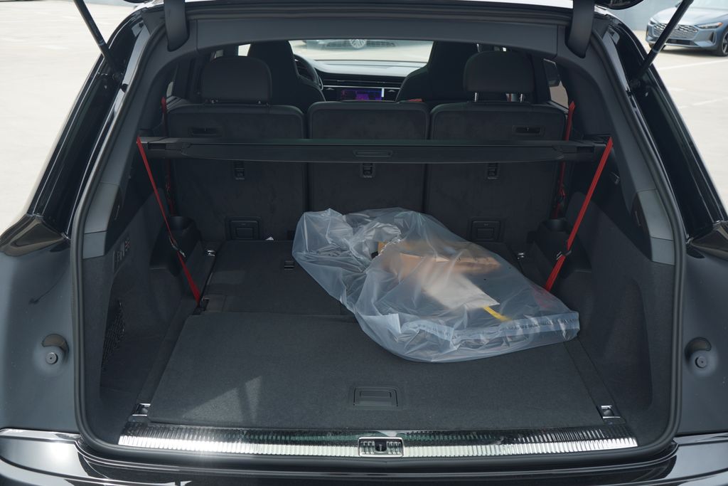 Thumbnail: 2026 Audi Q7 - 11