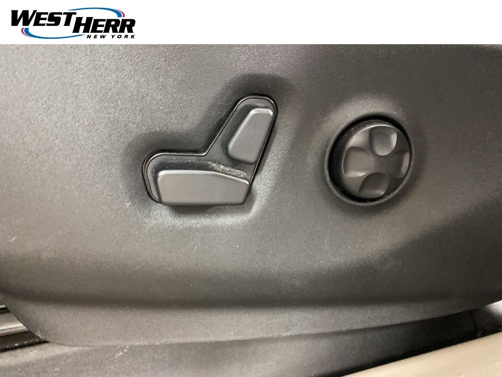 Used 2018 Silver Chrysler Touring L image 17