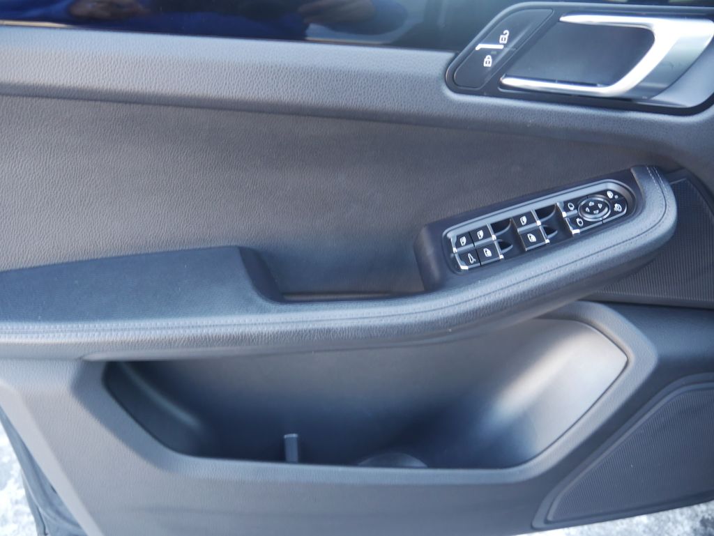 Thumbnail: 2020 Porsche Macan - 17