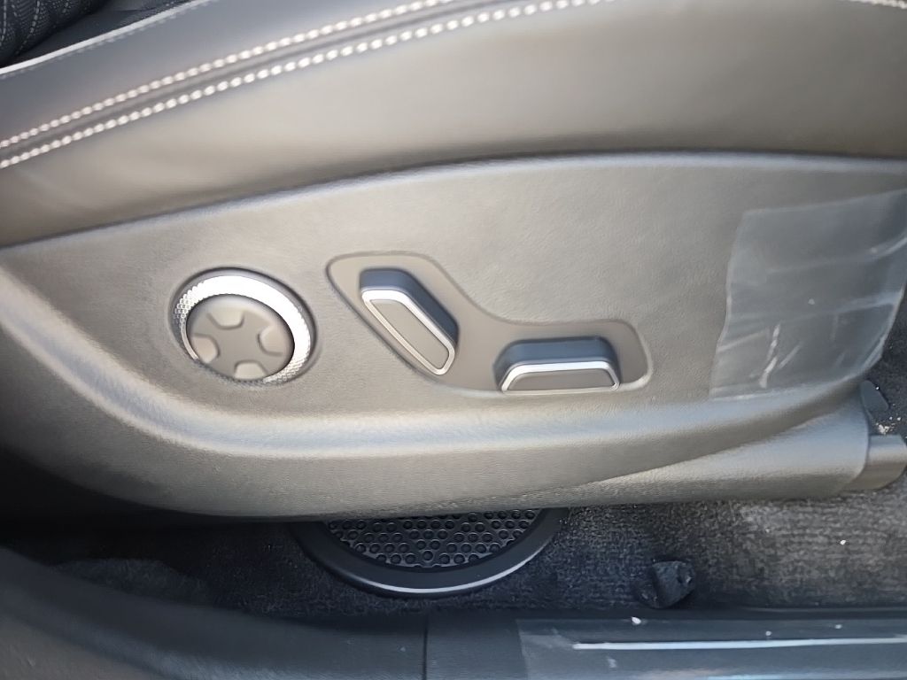 2025 Genesis GV70  21
