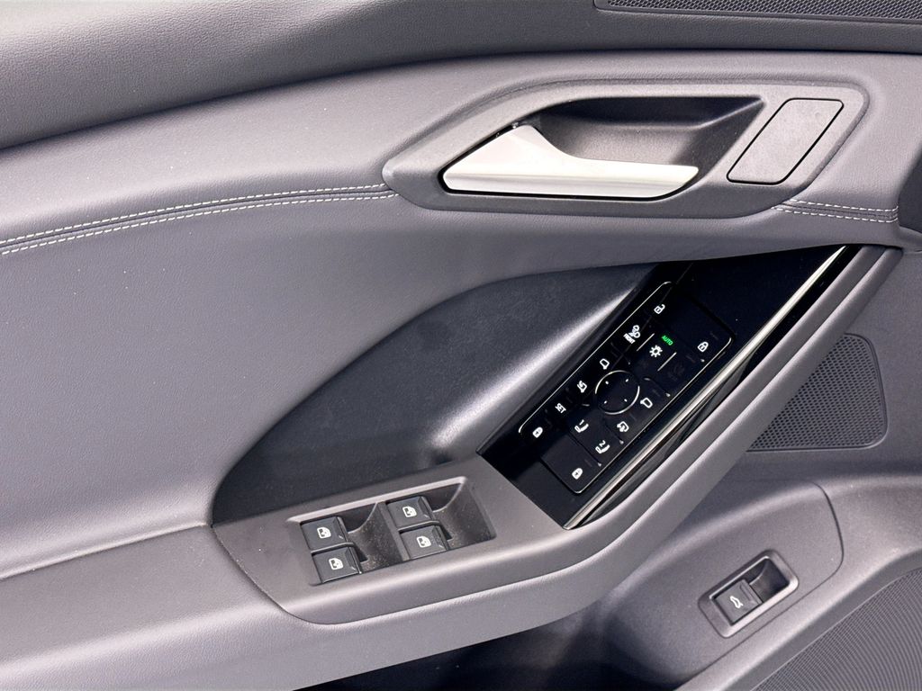 Thumbnail: 2027 Audi Q6 e-tron - 23