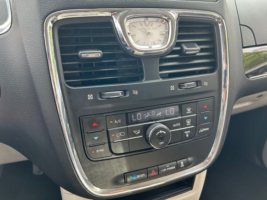 Thumbnail: 2016 Chrysler Town & Country - 31