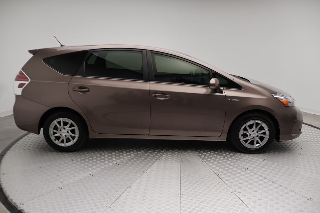 Thumbnail: 2017 Toyota Prius v - 7