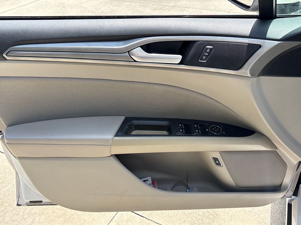 Used 2020 White Ford SE image 15