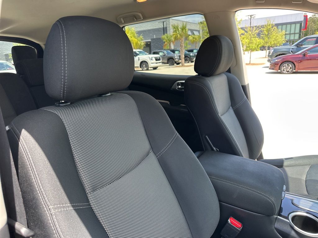 2017 Brilliant Silver Metallic Nissan Pathfinder SV FWD SUV