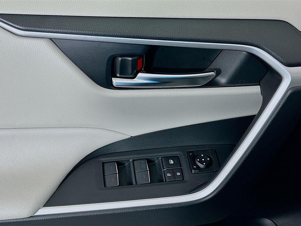 Thumbnail: 2025 Toyota RAV4 - 18