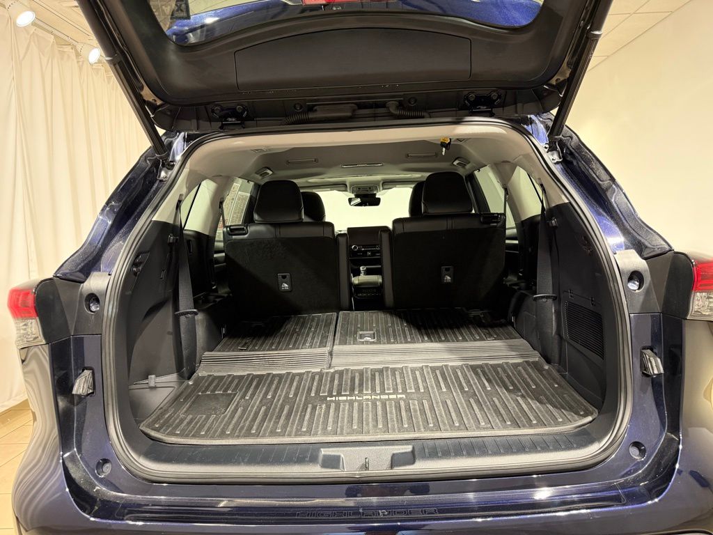Thumbnail: 2023 Toyota Highlander - 12