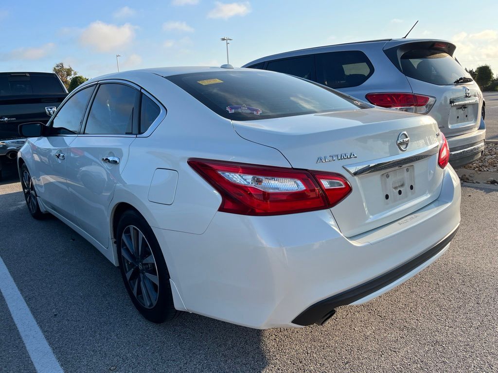 Thumbnail: 2017 Nissan Altima - 4
