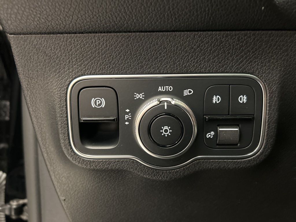 Thumbnail: 2023 Mercedes-Benz GLB - 22