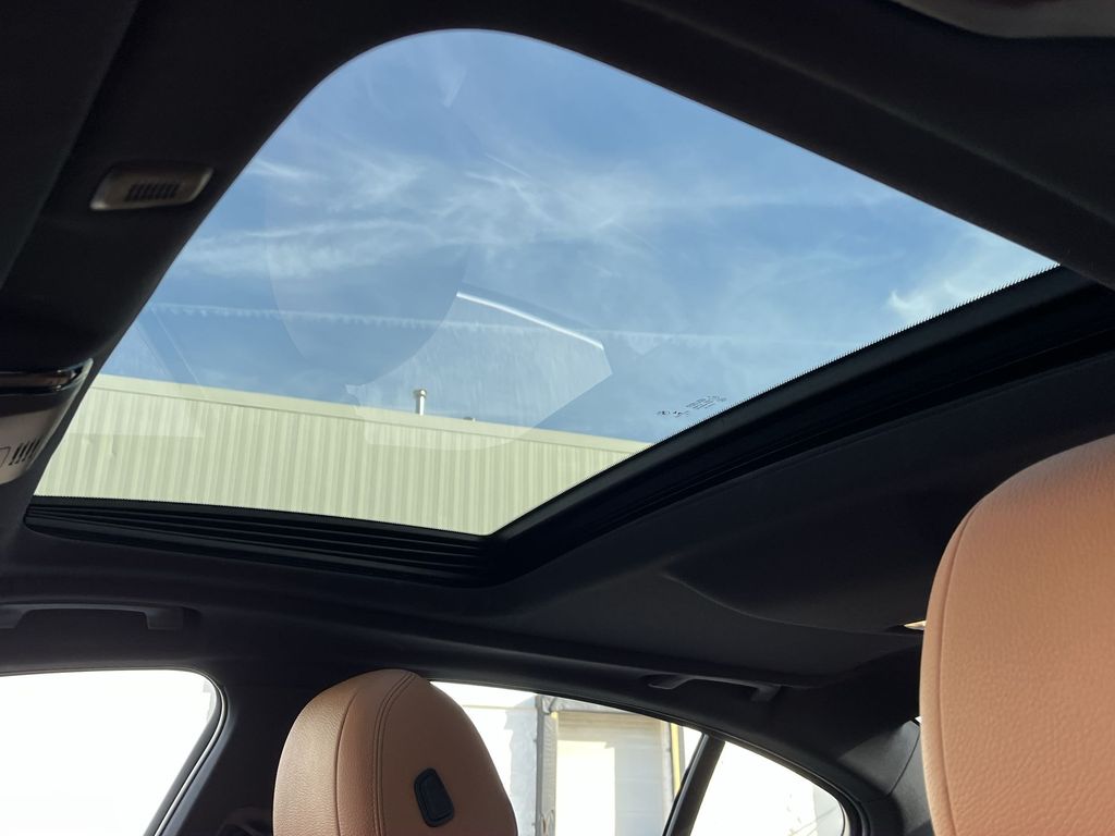 Thumbnail: 2022 BMW 5 Series - 22