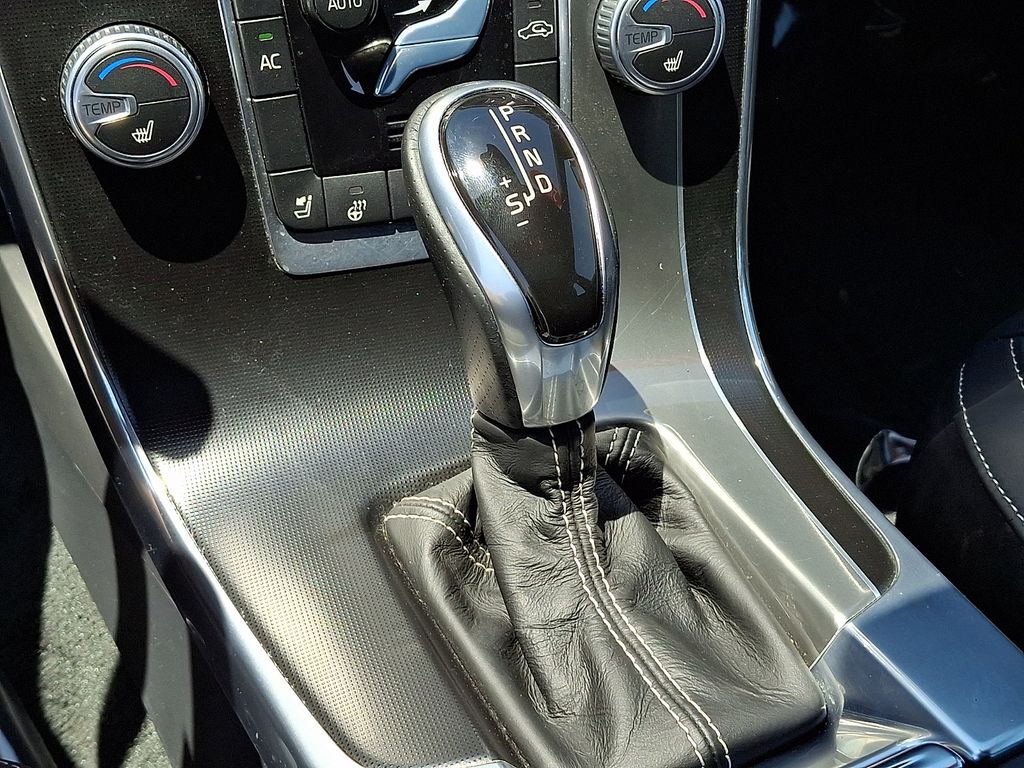 Thumbnail: 2016 Volvo V60 - 15