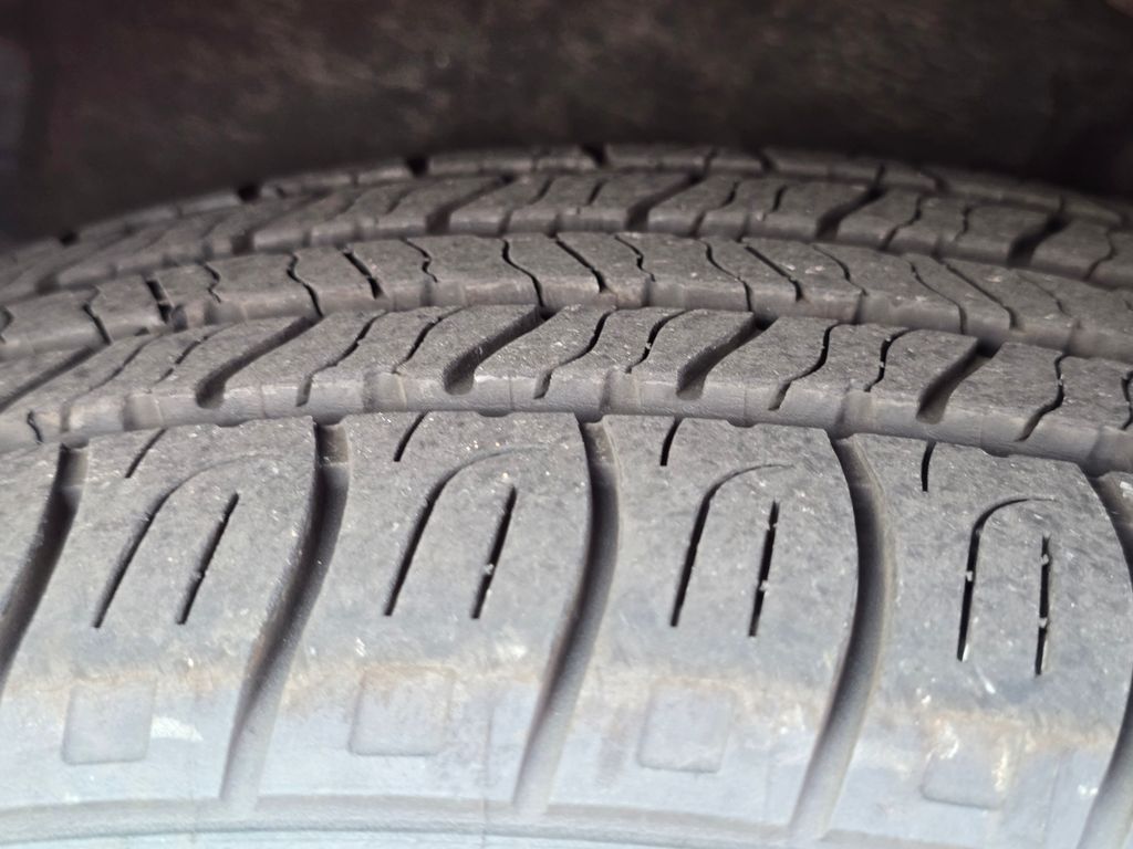 Used 2013 Red Toyota XLE image 24