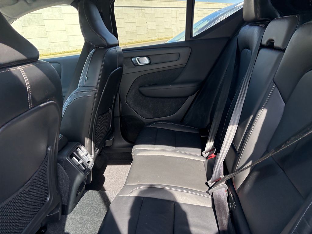 Used Car 2023 Volvo Xc40  B5 Plus Bright Theme For Sale Under $30,000 In Austin, Texas