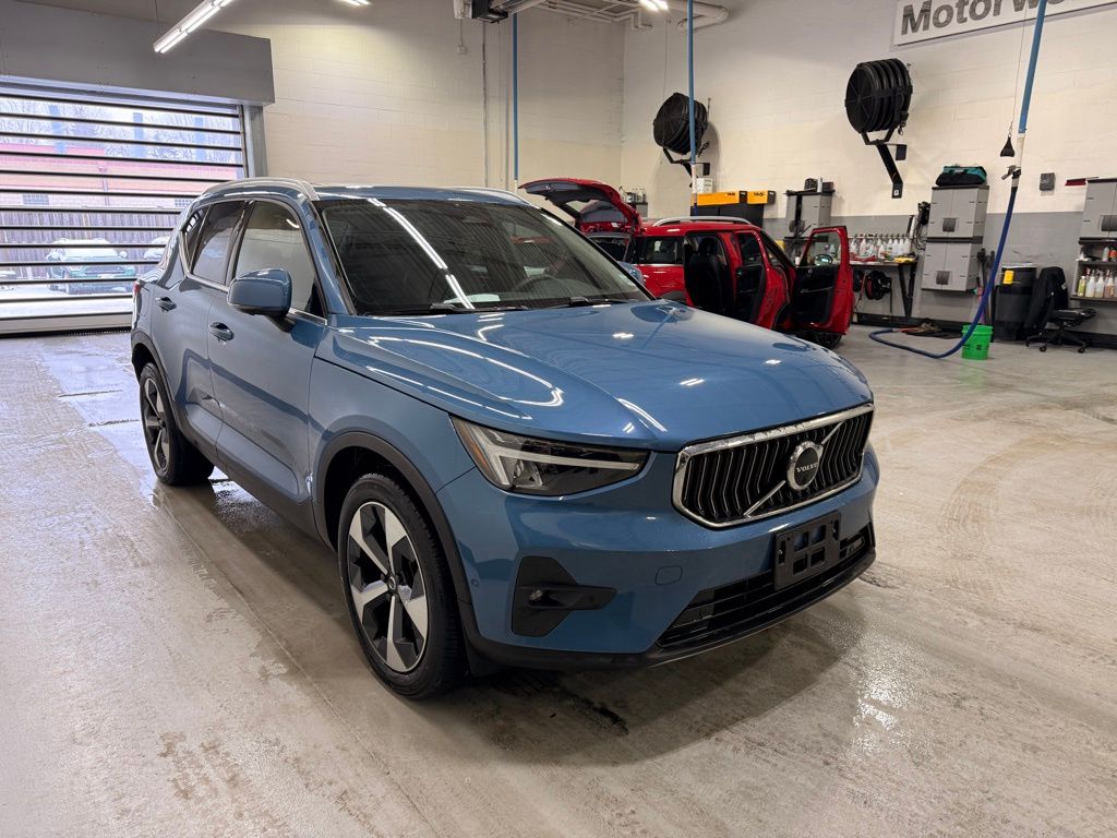 Thumbnail: 2023 Volvo XC40 - 7