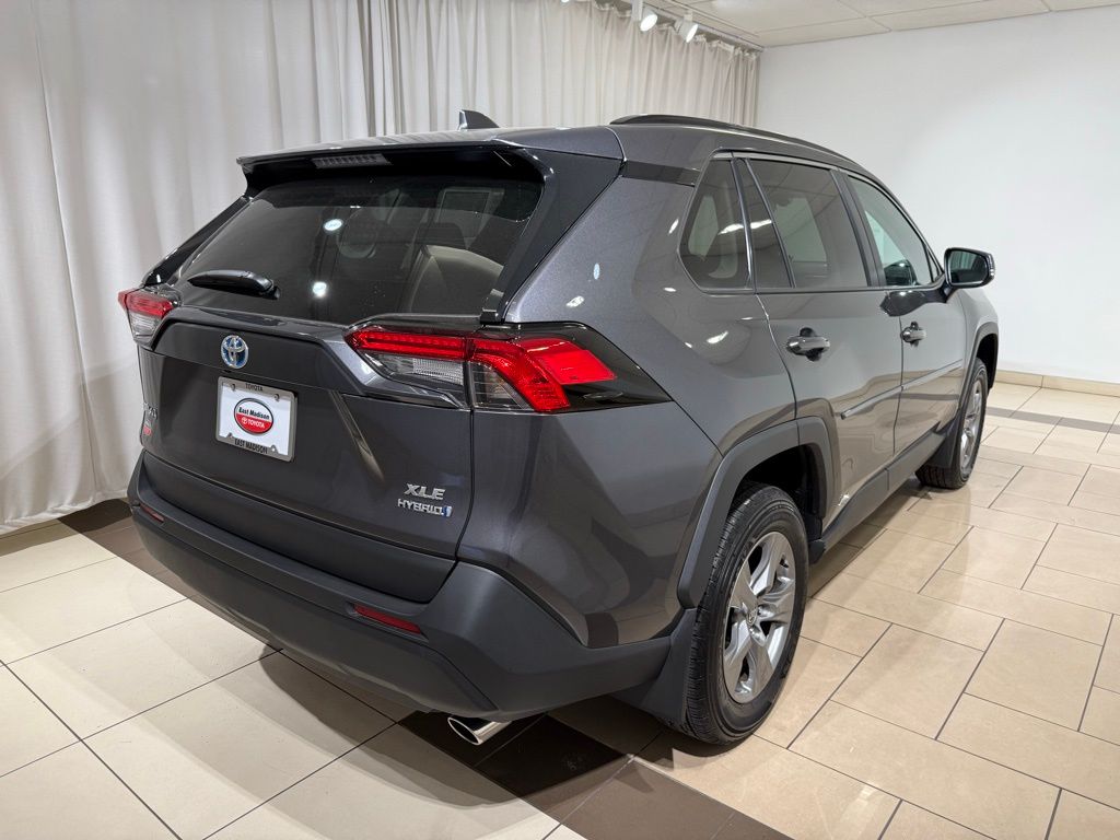 2024 Toyota RAV4 XLE 5