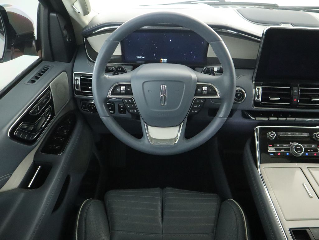 Thumbnail: 2021 Lincoln Navigator L - 10