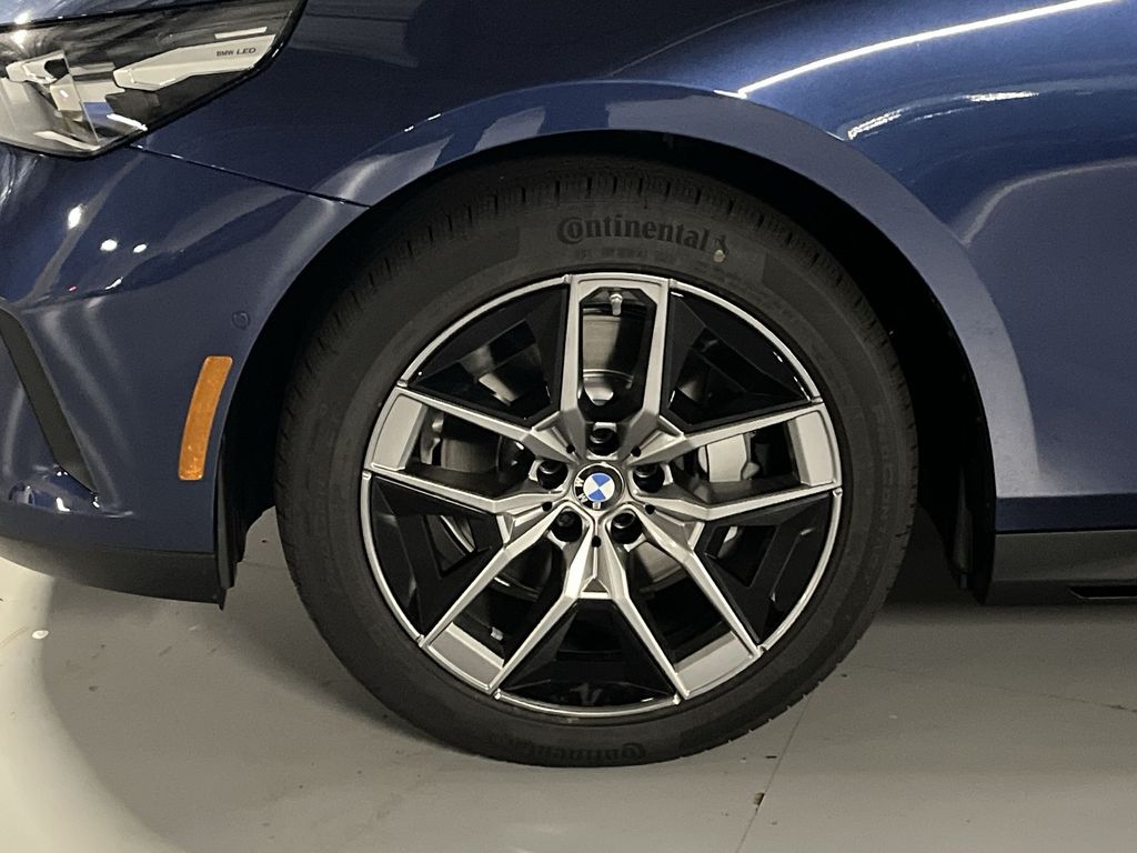 Thumbnail: 2026 BMW 5 Series - 10