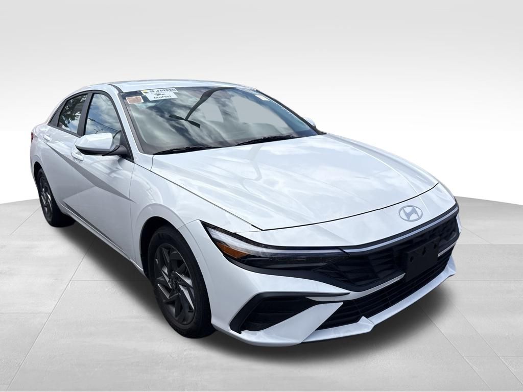 Used 2024 White Hyundai SEL image 9