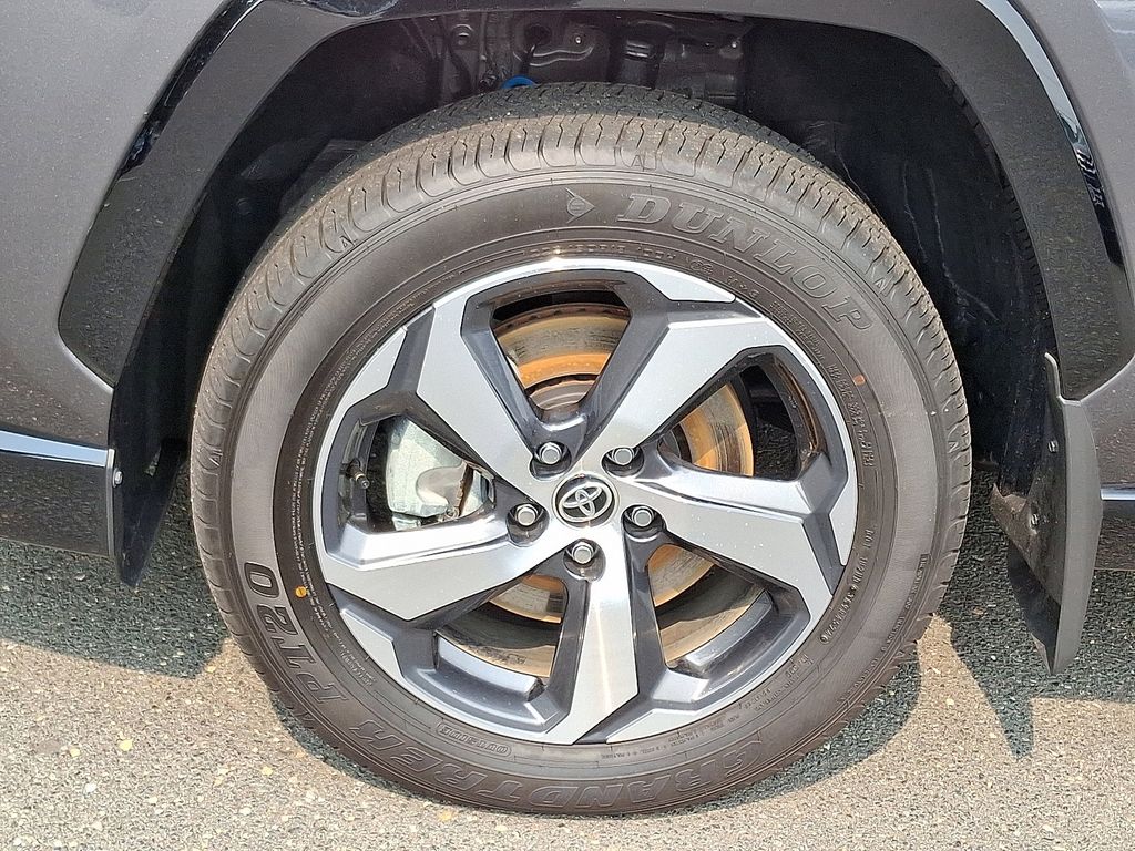 2025 Toyota RAV4 SE 8