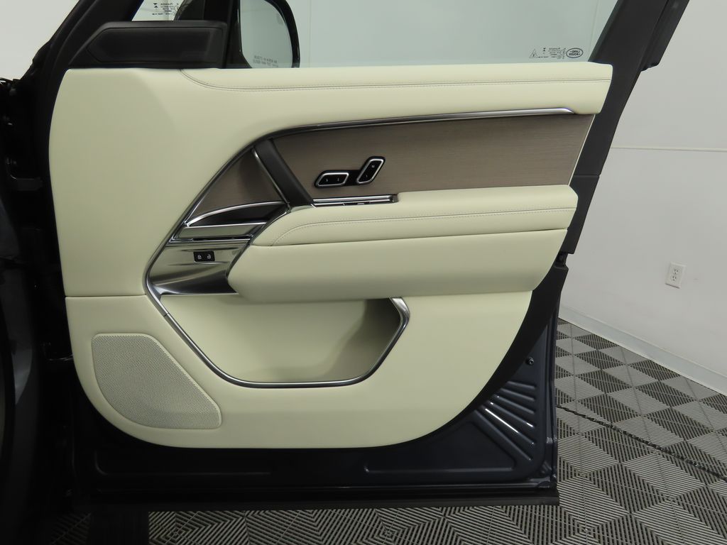 Thumbnail: 2025 Land Rover Range Rover - 26