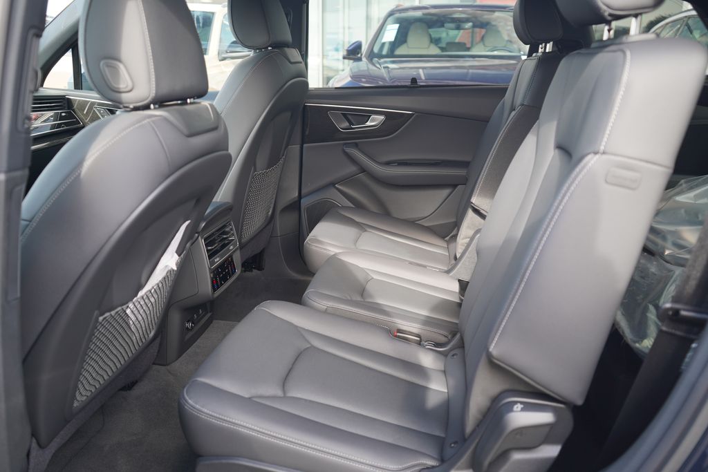 Thumbnail: 2026 Audi Q7 - 7