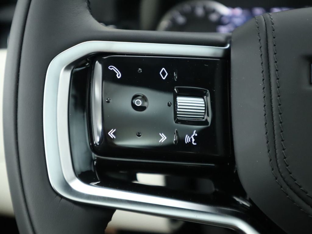 Thumbnail: 2023 Land Rover Discovery Sport - 11