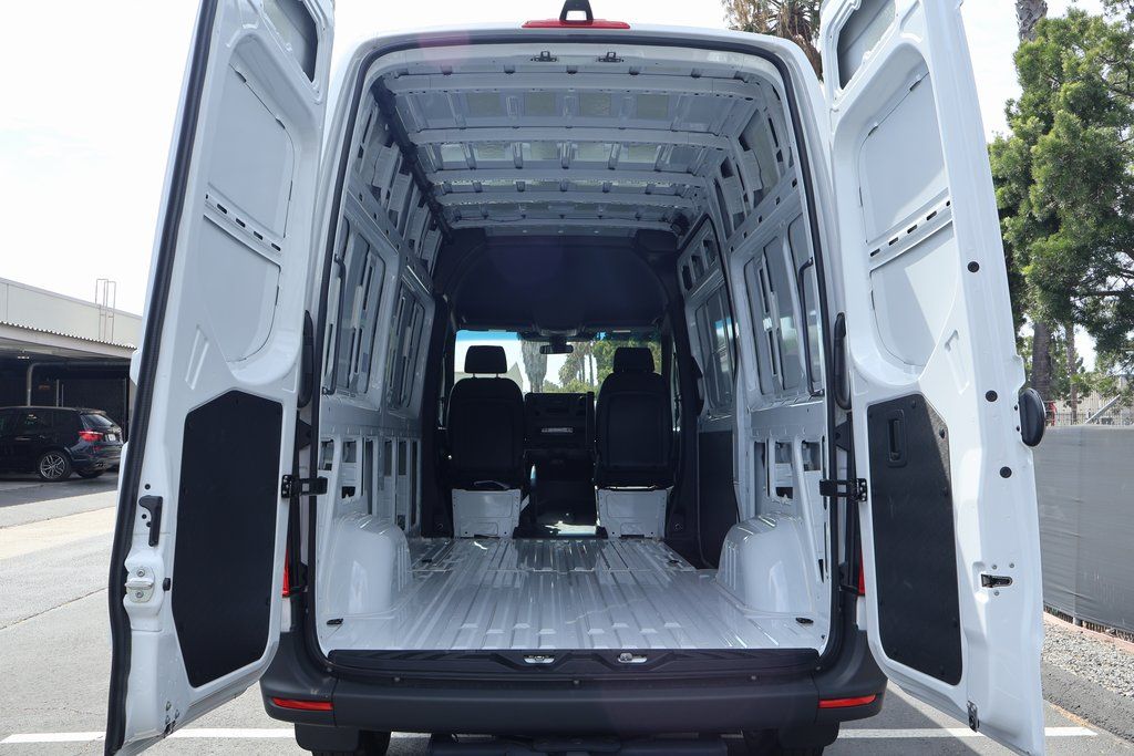 Thumbnail: 2025 Mercedes-Benz Sprinter - 8