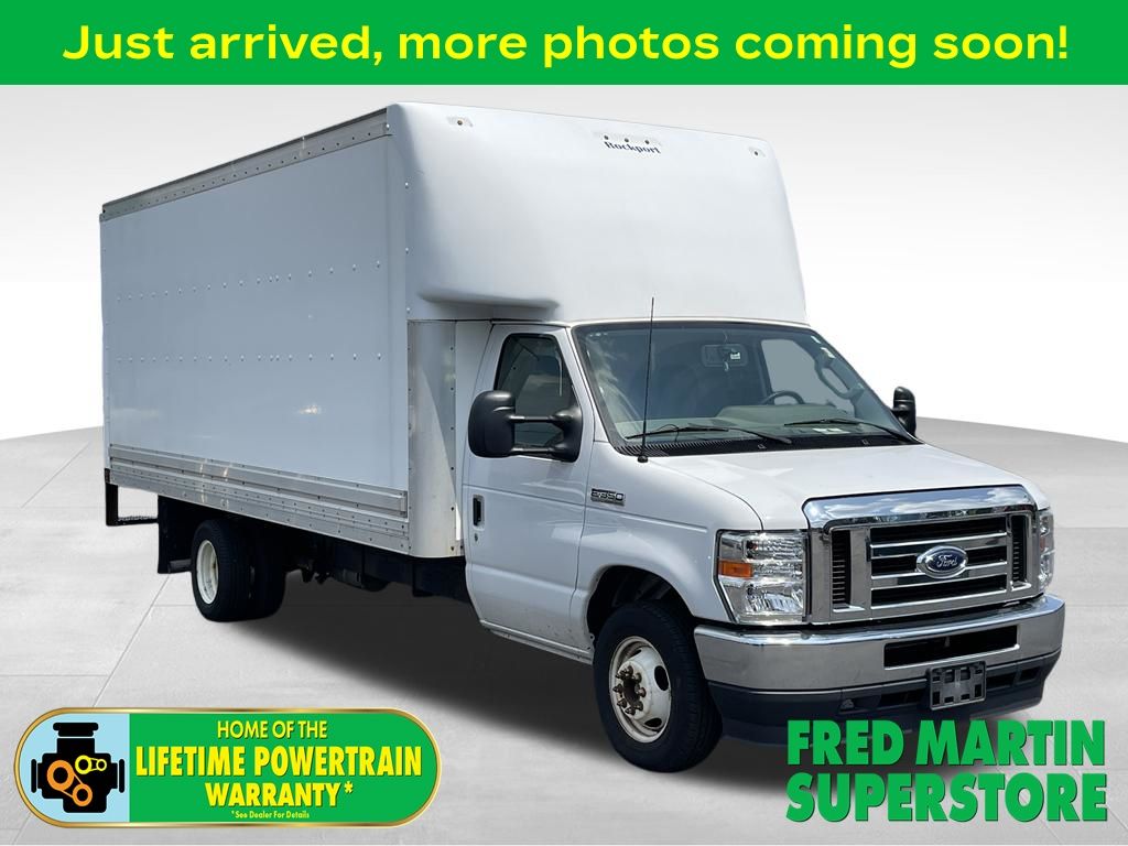 Oxford White 2022 Ford E-Series Chassis Pickup Truck Rear-Wheel Drive 6-Speed Automatic Overdrive