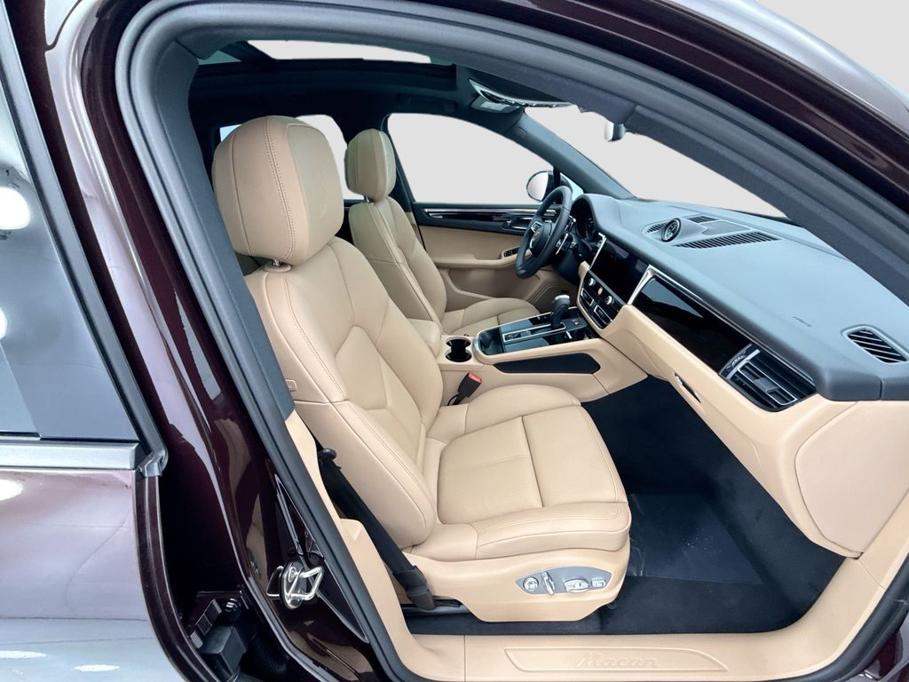 Thumbnail: 2026 Porsche Macan - 21