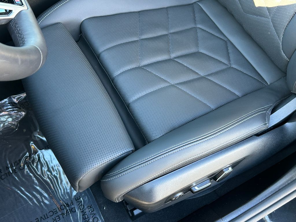 Thumbnail: 2025 BMW 5 Series - 15