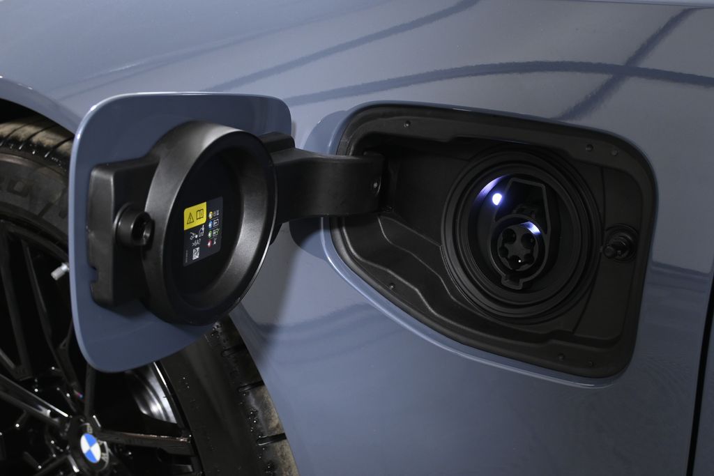 Thumbnail: 2026 BMW M5 - 15