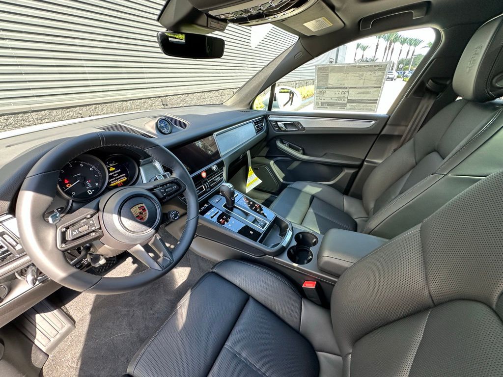 Thumbnail: 2026 Porsche Macan - 4