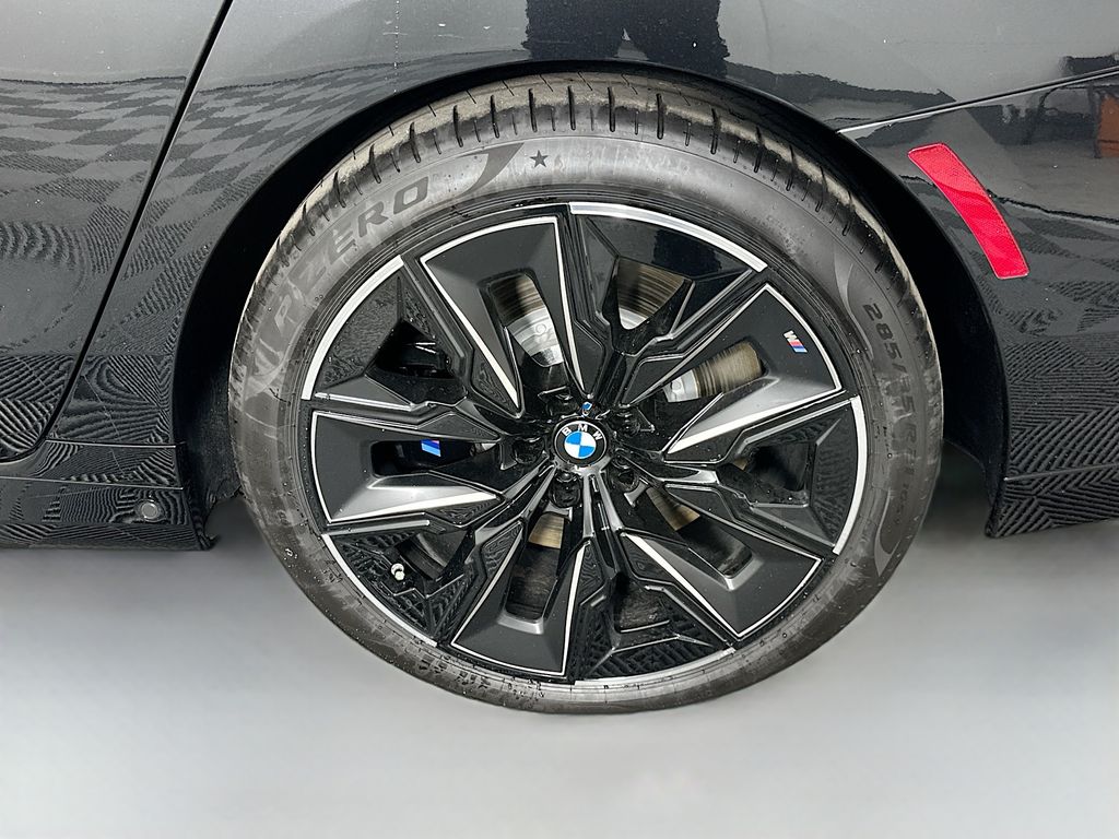 2025 BMW 7 Series 760i xDrive 23