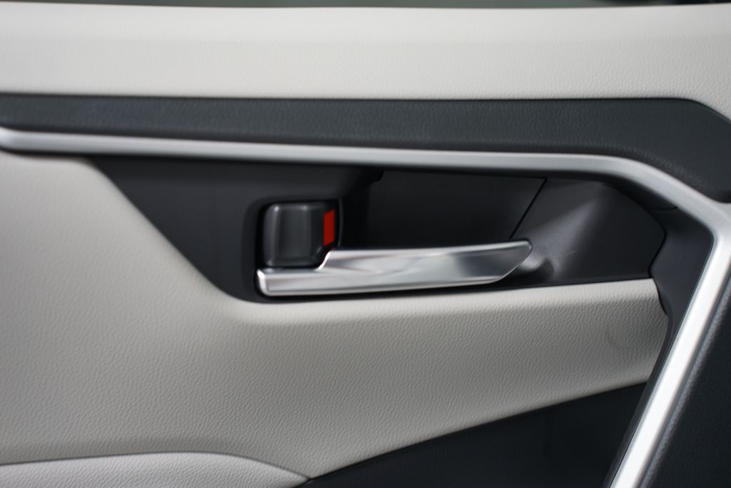 2025 Toyota RAV4 XLE 32