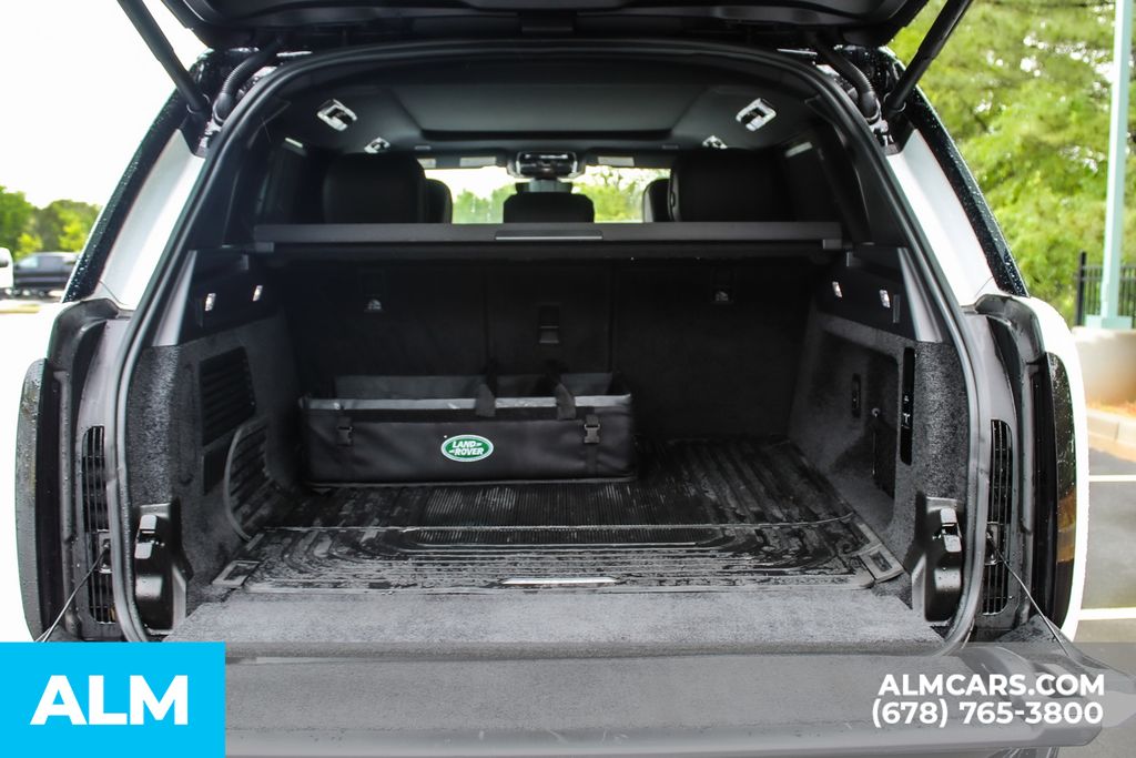Used 2023 White Land Rover SE image 21