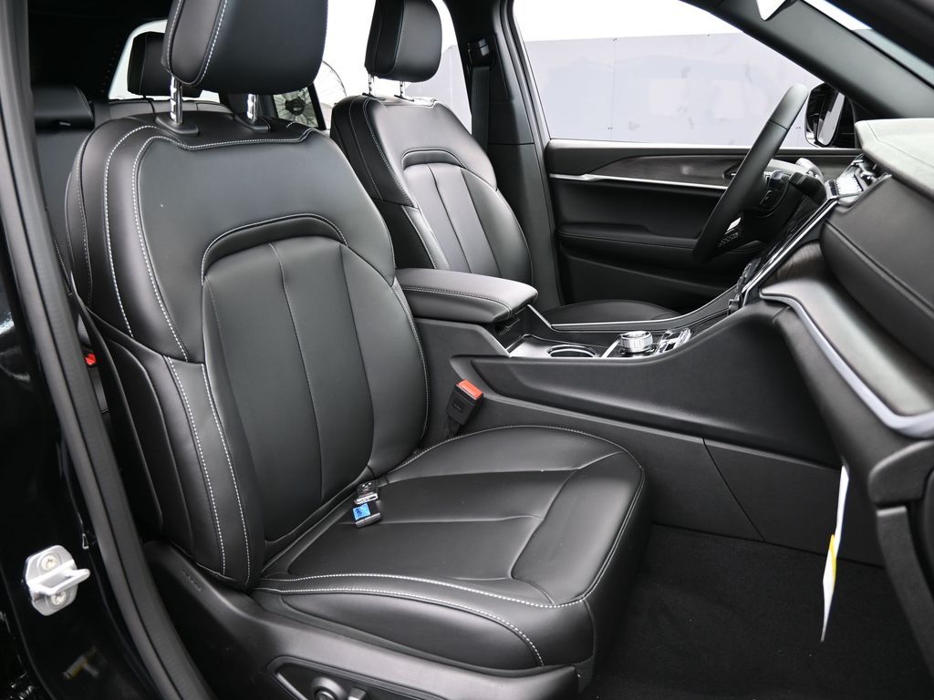 New 2025 Diamond Black Crystal Pearlcoat Jeep Limited image 39