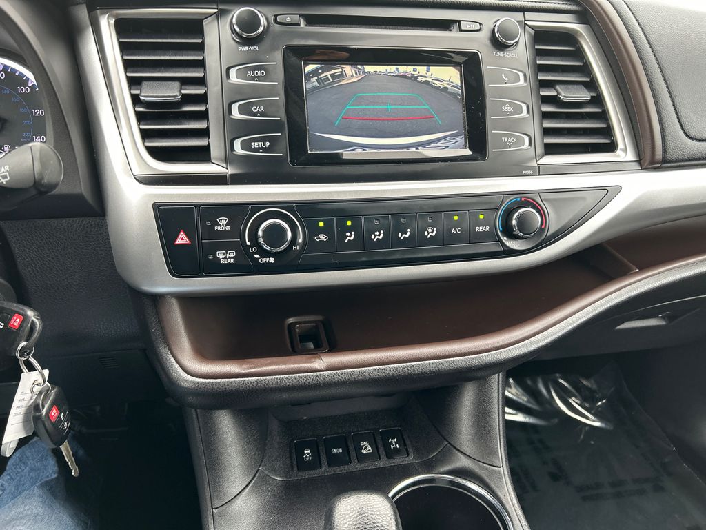 2017 Toyota Highlander LE 19