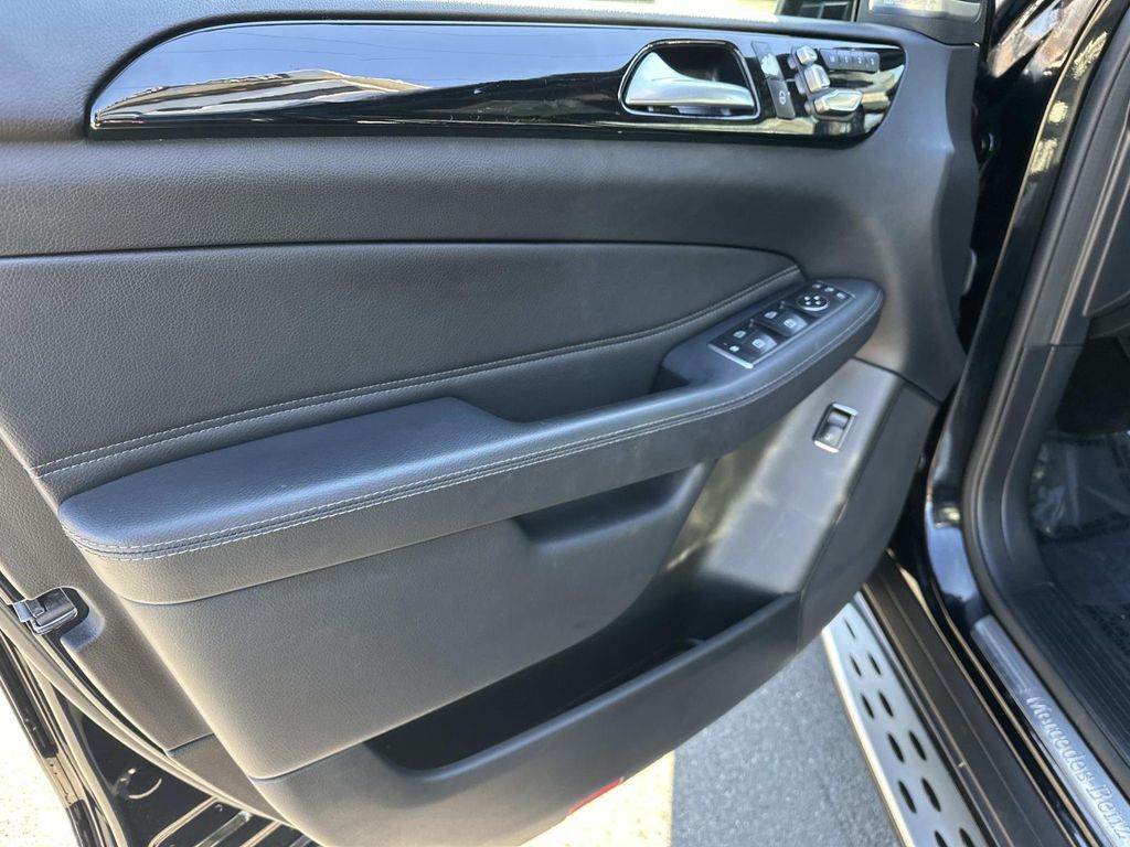 Thumbnail: 2017 Mercedes-Benz GLE - 29