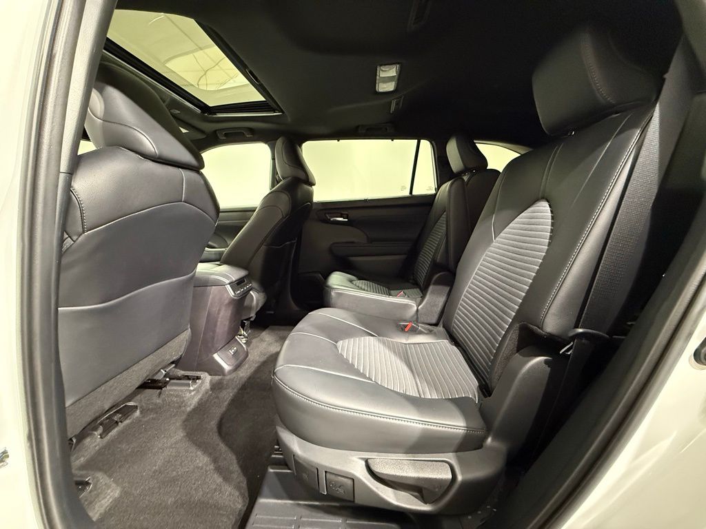 Thumbnail: 2024 Toyota Highlander - 20