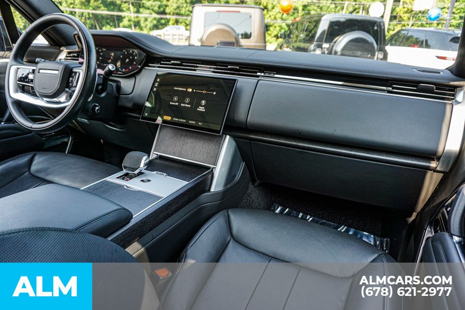 Used 2024 White Land Rover SE image 23