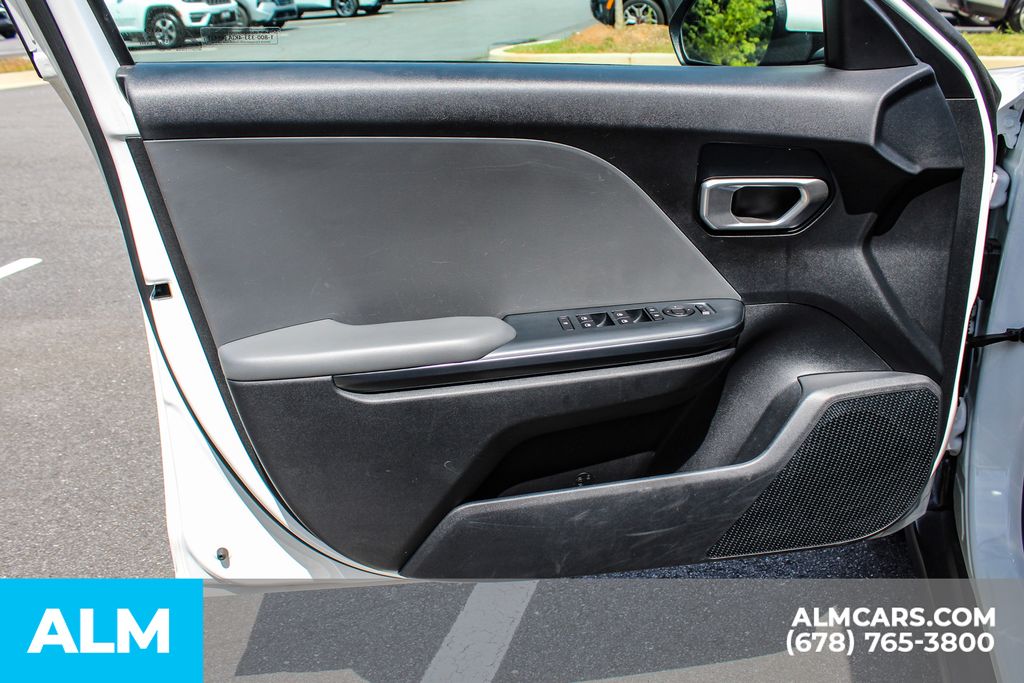 Used 2025 White Kia LXS image 35